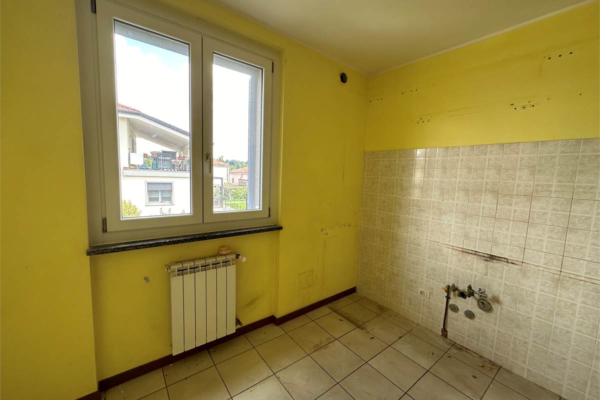 TRADATE TRILOCALE SU DUE LIVELLI CON CANTINA E BOX