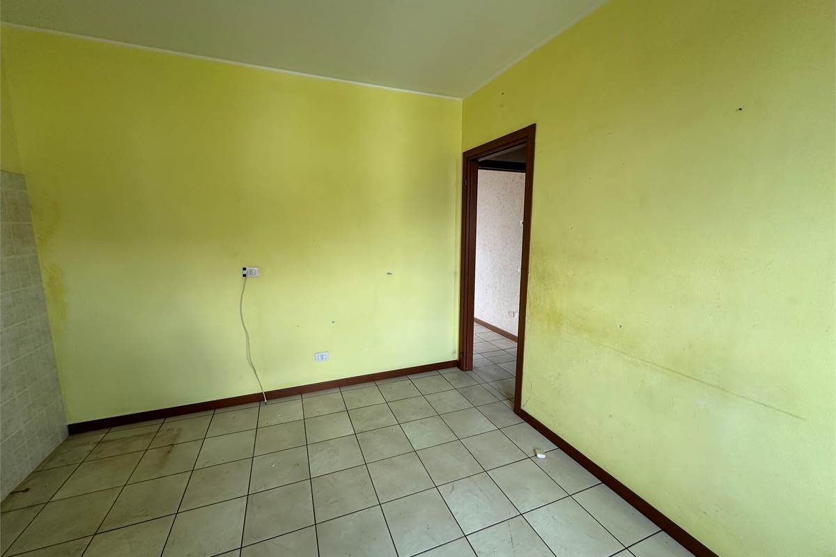 TRADATE TRILOCALE SU DUE LIVELLI CON CANTINA E BOX