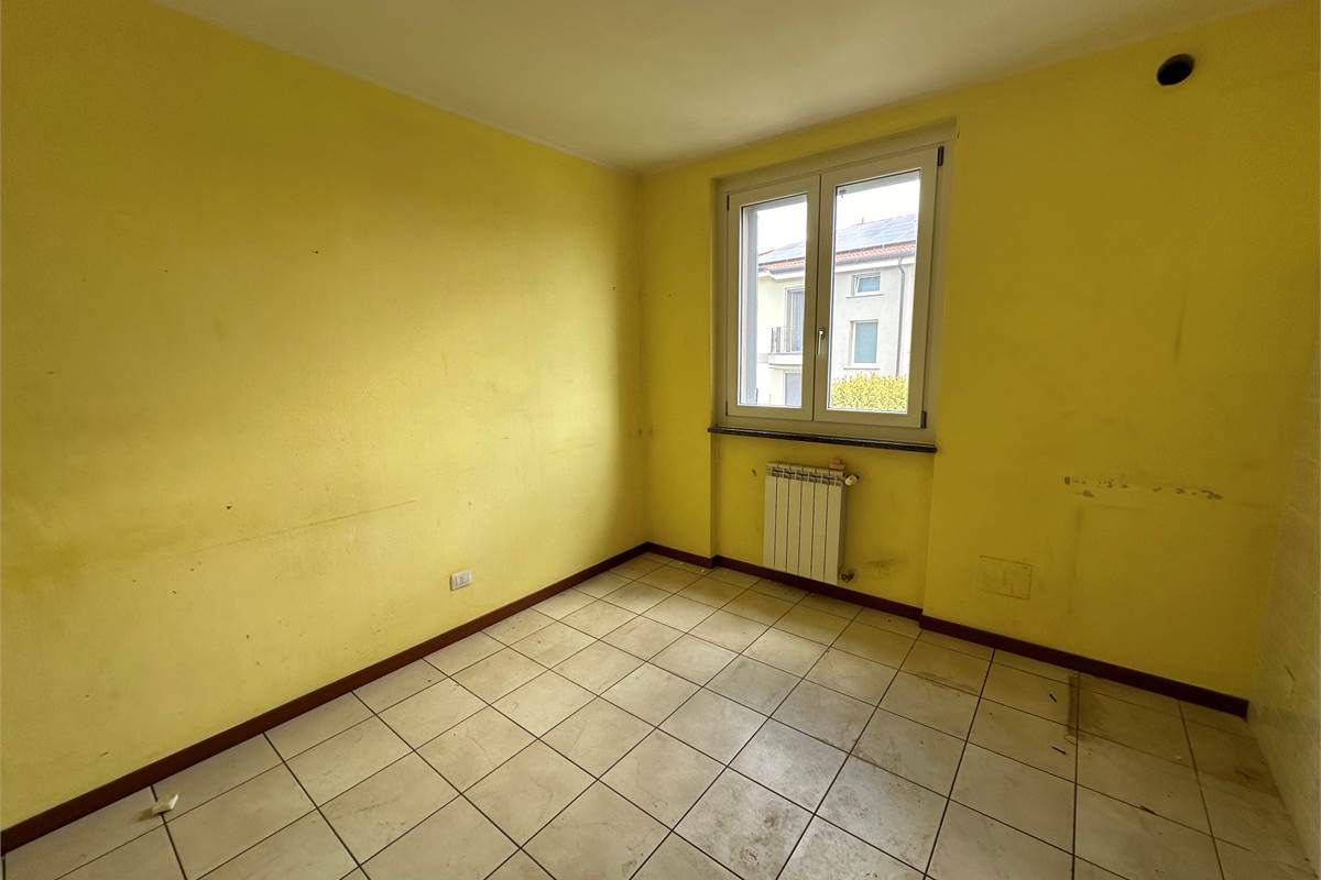 TRADATE TRILOCALE SU DUE LIVELLI CON CANTINA E BOX