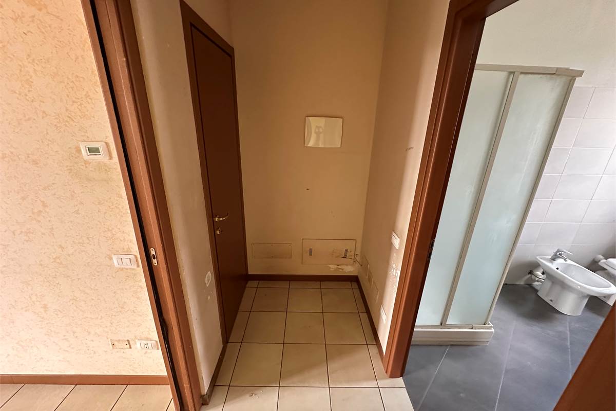 TRADATE TRILOCALE SU DUE LIVELLI CON CANTINA E BOX