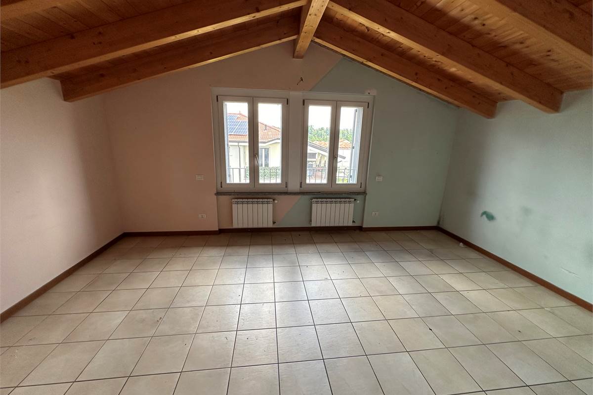 TRADATE TRILOCALE SU DUE LIVELLI CON CANTINA E BOX