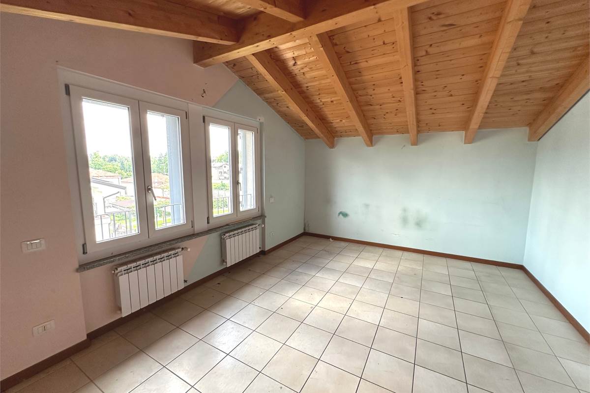 TRADATE TRILOCALE SU DUE LIVELLI CON CANTINA E BOX