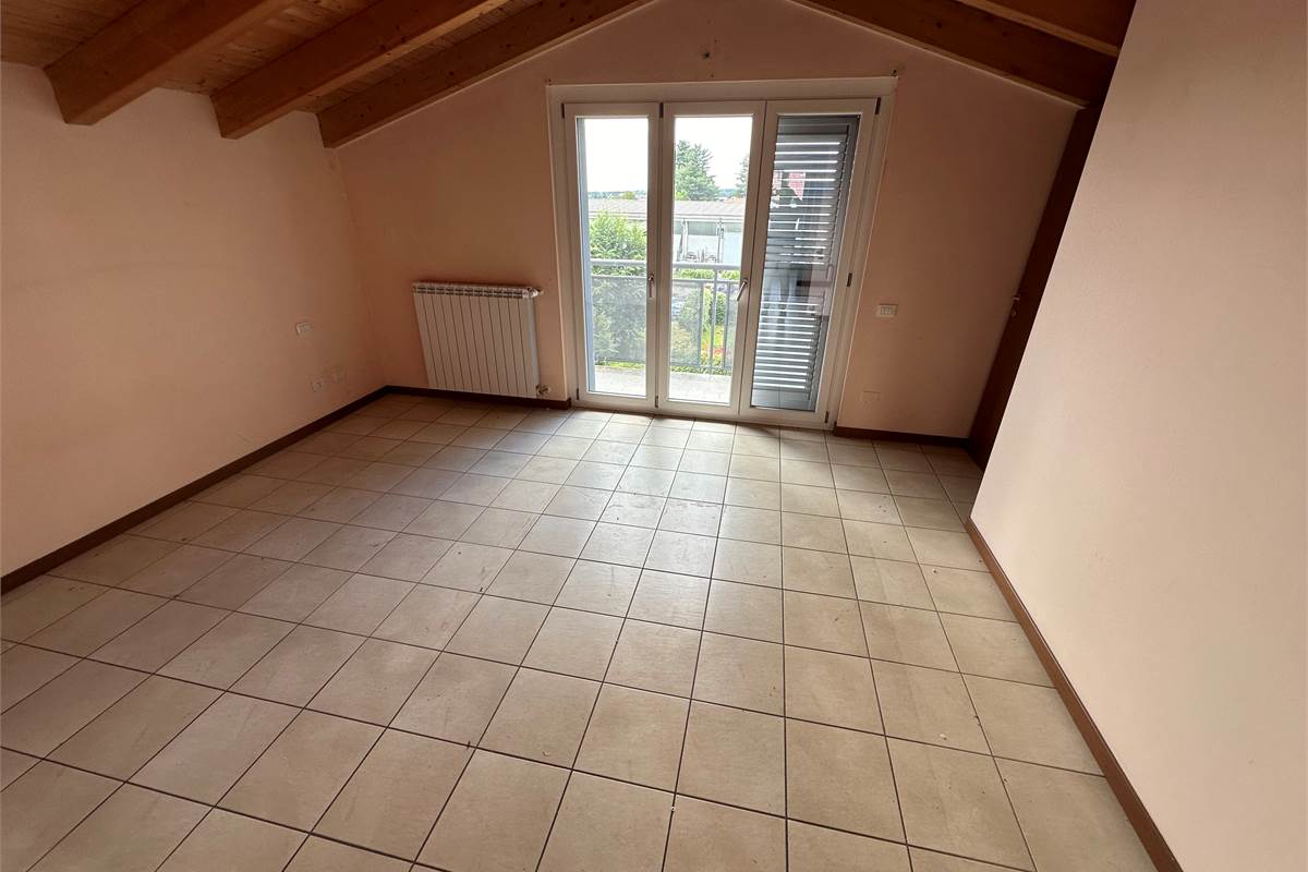 TRADATE TRILOCALE SU DUE LIVELLI CON CANTINA E BOX