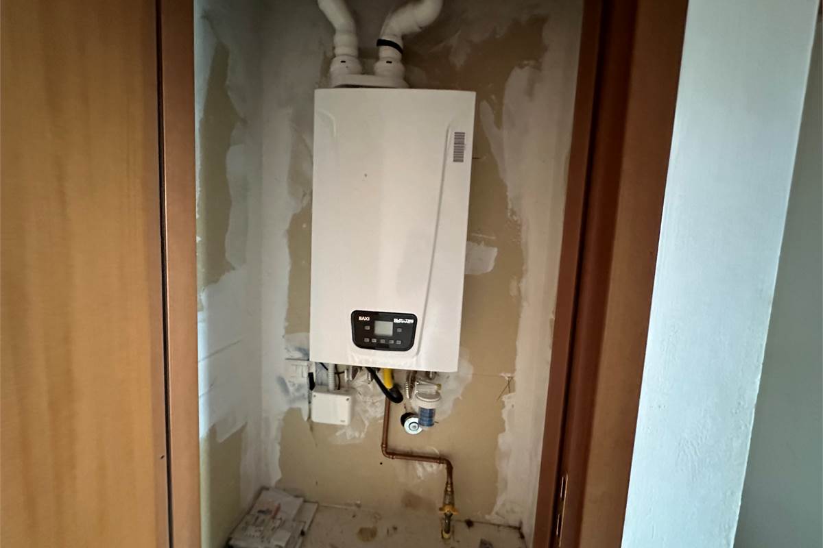 TRADATE TRILOCALE SU DUE LIVELLI CON CANTINA E BOX