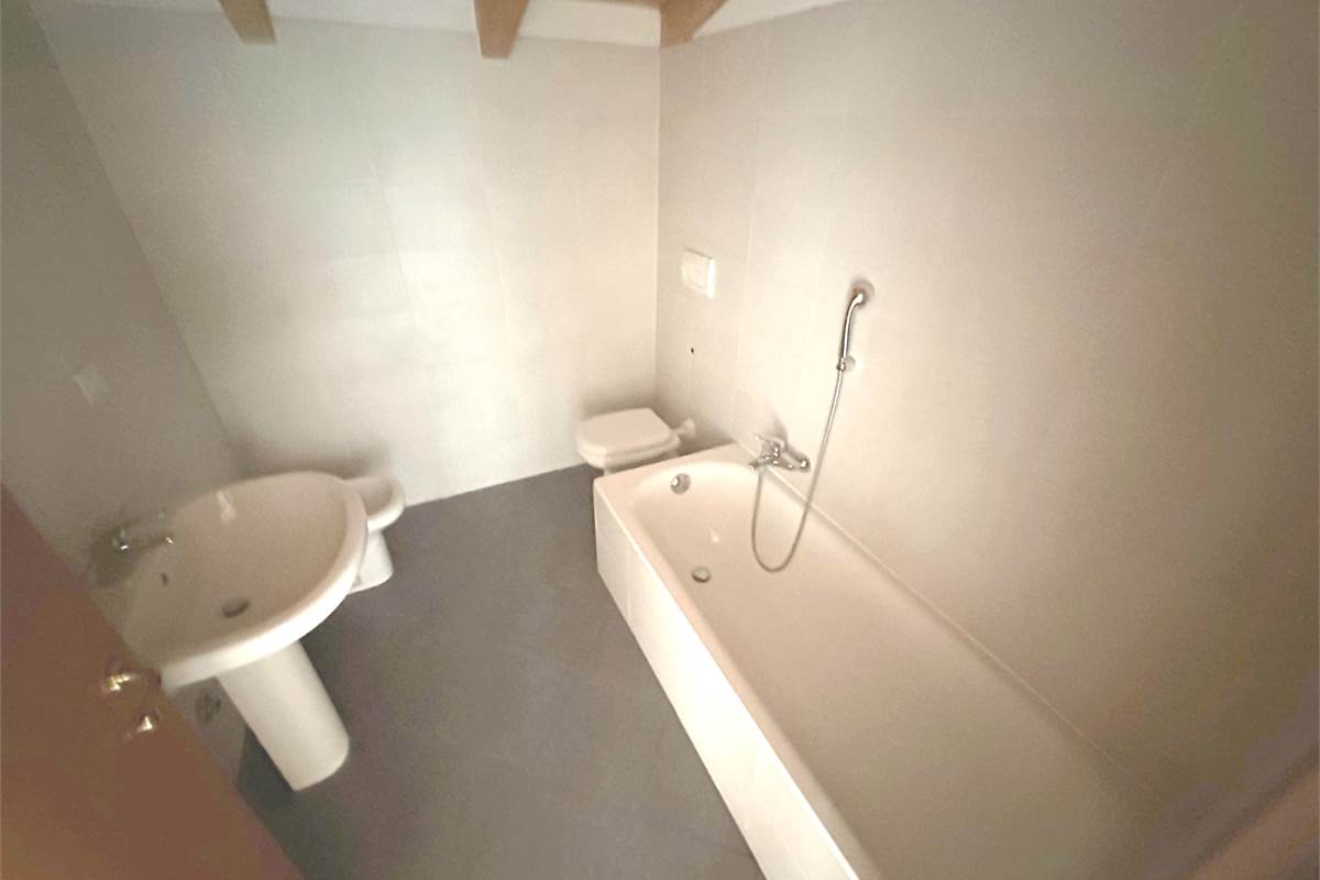 TRADATE TRILOCALE SU DUE LIVELLI CON CANTINA E BOX