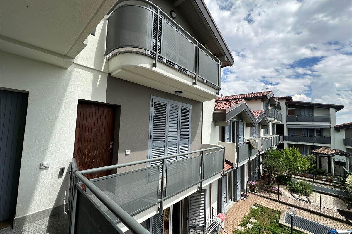 TRADATE TRILOCALE SU DUE LIVELLI CON CANTINA E BOX