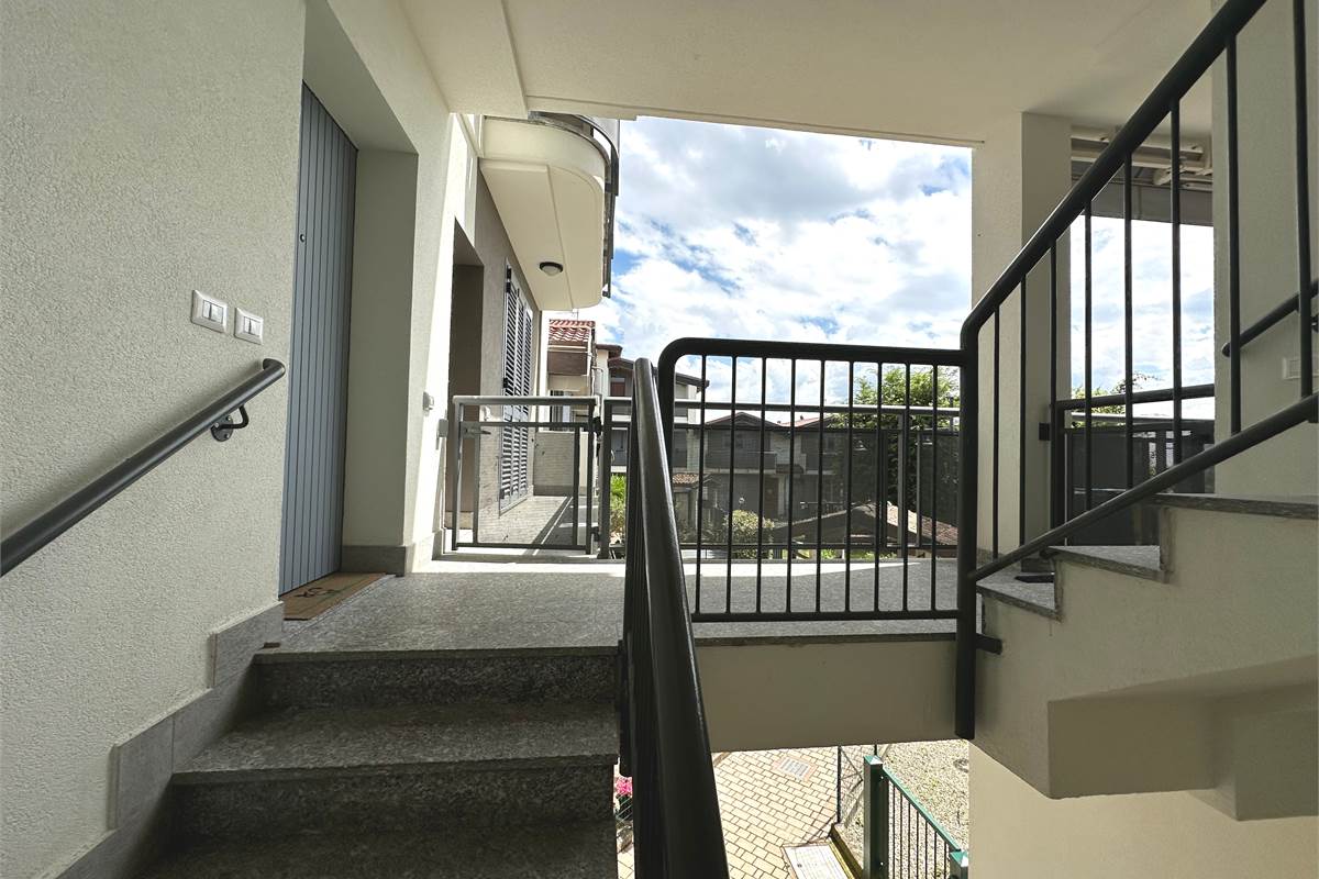 TRADATE TRILOCALE SU DUE LIVELLI CON CANTINA E BOX