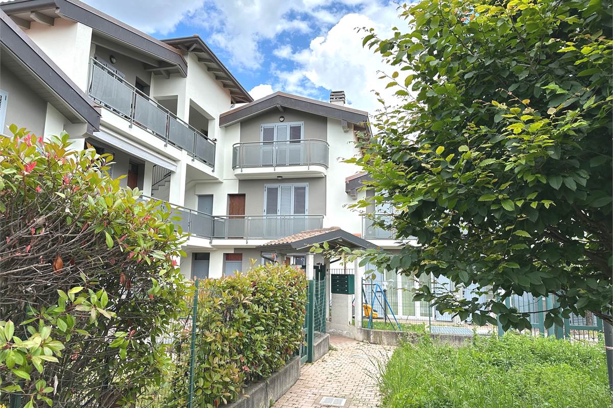 TRADATE TRILOCALE SU DUE LIVELLI CON CANTINA E BOX