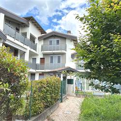 TRADATE TRILOCALE SU DUE LIVELLI CON CANTINA E BOX