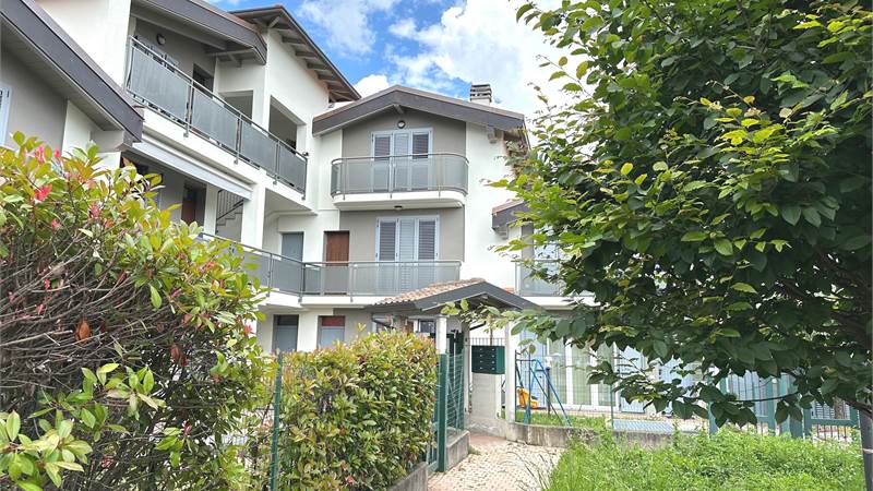 TRADATE TRILOCALE SU DUE LIVELLI CON CANTINA E BOX