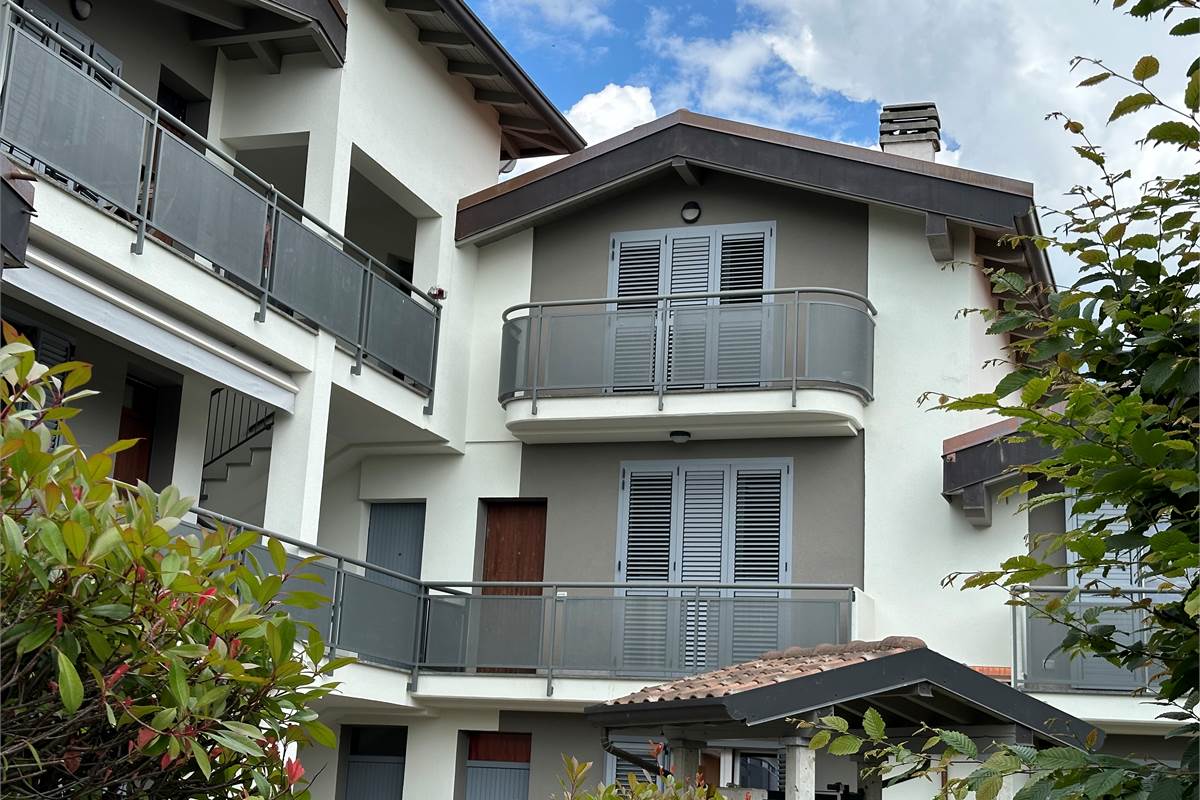 TRADATE TRILOCALE SU DUE LIVELLI CON CANTINA E BOX