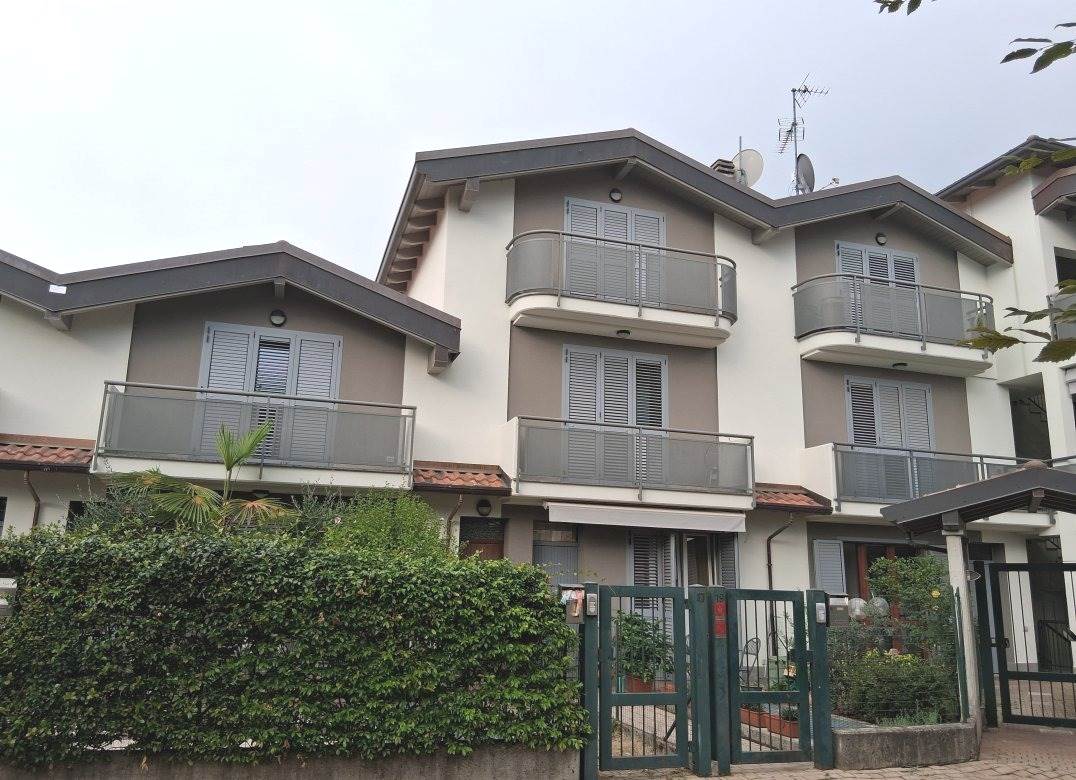 TRADATE TRILOCALE SU DUE LIVELLI CON CANTINA E BOX