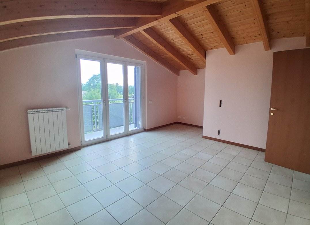 TRADATE TRILOCALE SU DUE LIVELLI CON CANTINA E BOX