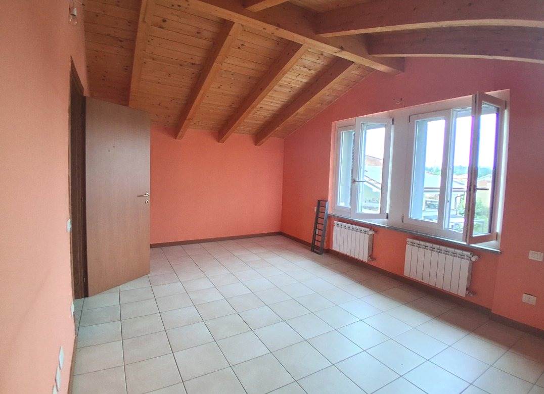 TRADATE TRILOCALE SU DUE LIVELLI CON CANTINA E BOX