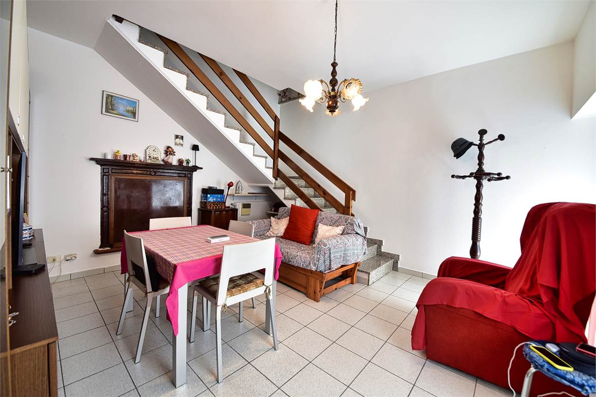 OLTRONA SAN MAMETE PORZIONE DI CASA IN CORTE CON BOX