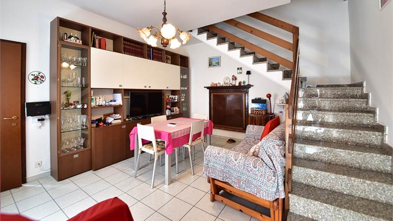 OLTRONA SAN MAMETE PORZIONE DI CASA IN CORTE CON BOX