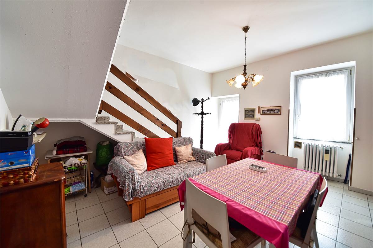 OLTRONA SAN MAMETE PORZIONE DI CASA IN CORTE CON BOX