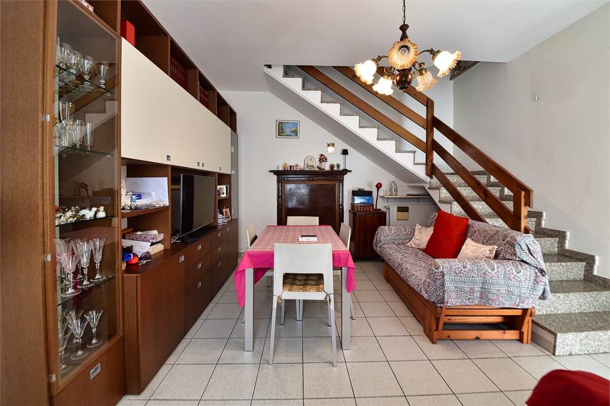 OLTRONA SAN MAMETE PORZIONE DI CASA IN CORTE CON BOX