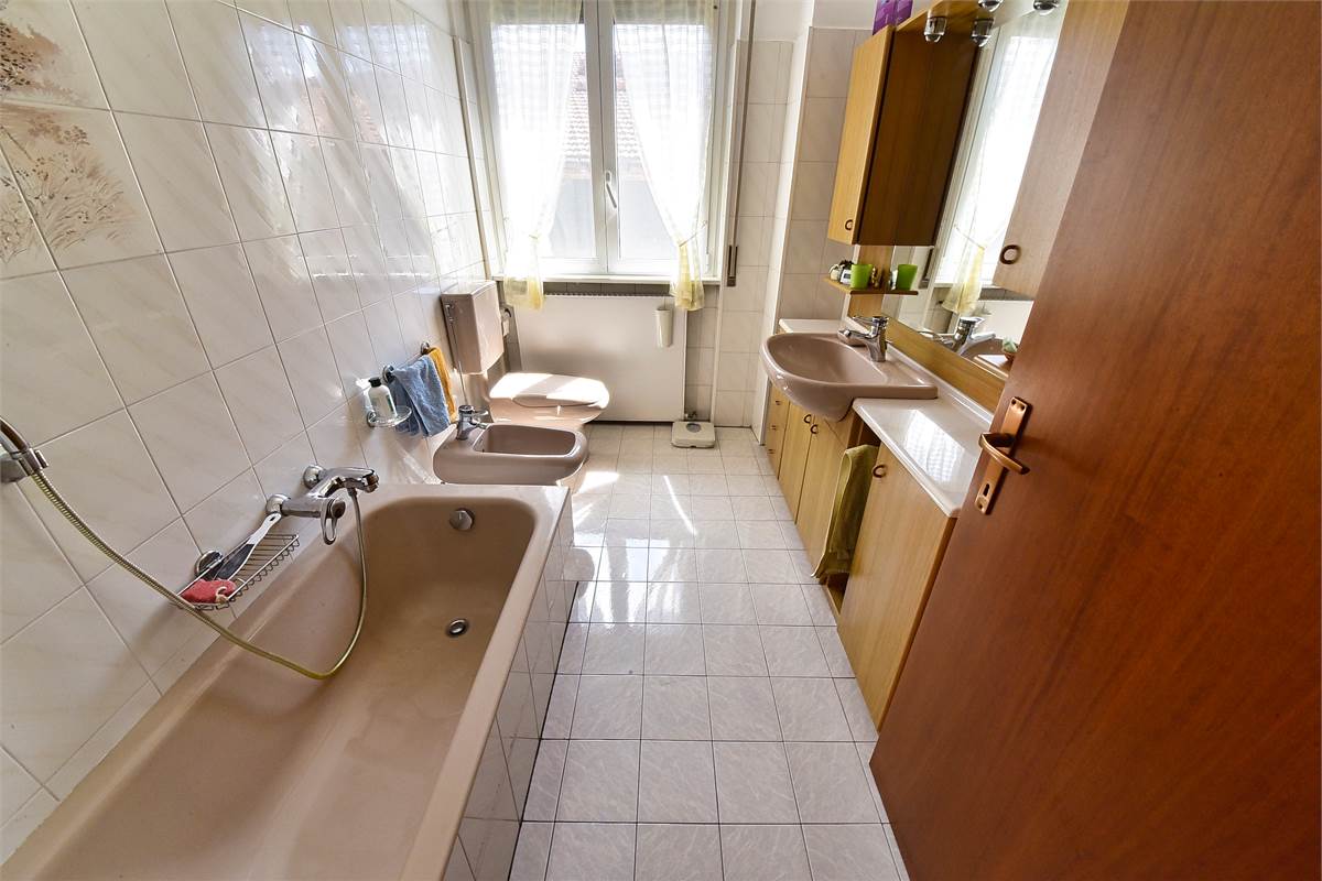 OLTRONA SAN MAMETE PORZIONE DI CASA IN CORTE CON BOX