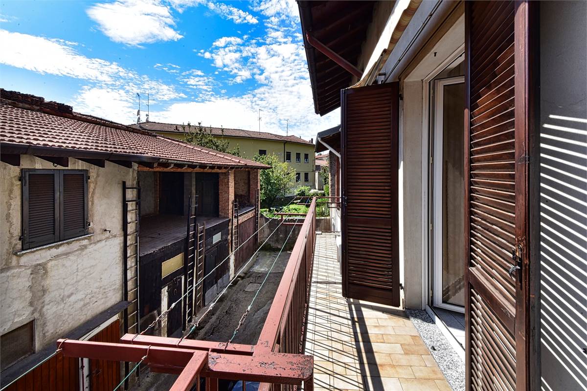 OLTRONA SAN MAMETE PORZIONE DI CASA IN CORTE CON BOX