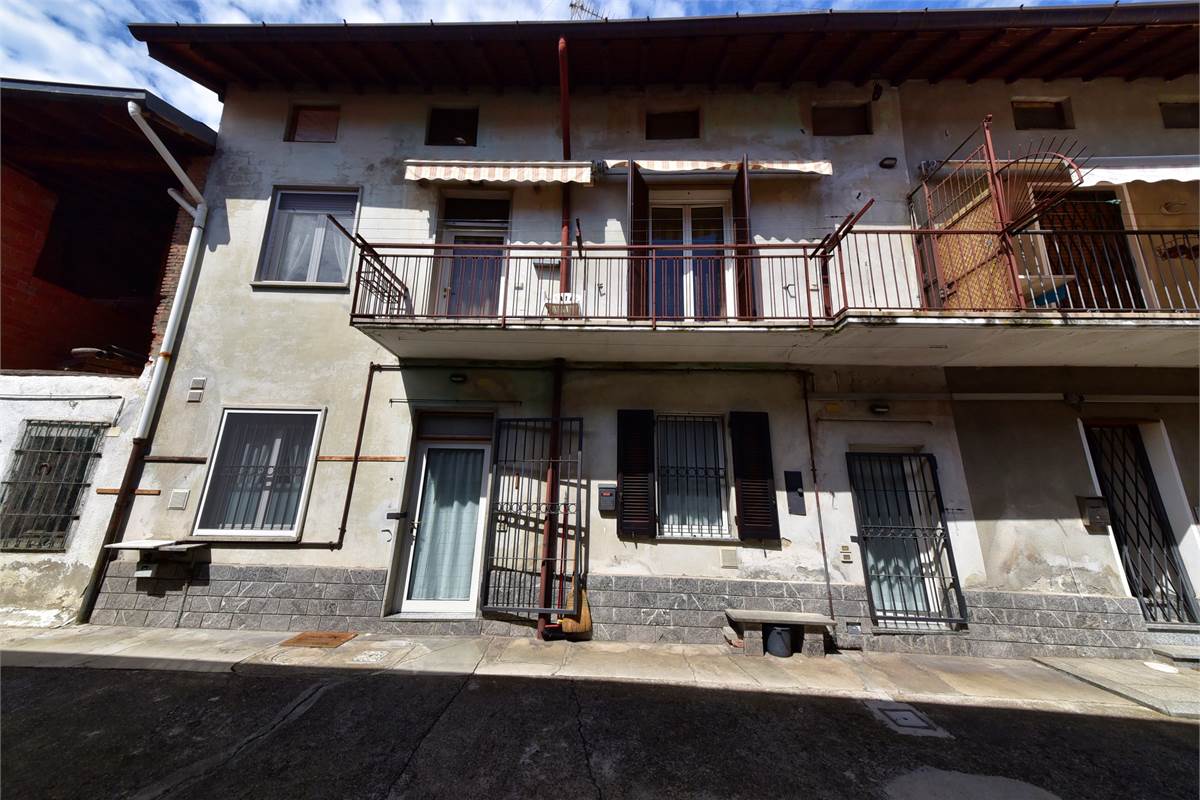 OLTRONA SAN MAMETE PORZIONE DI CASA IN CORTE CON BOX