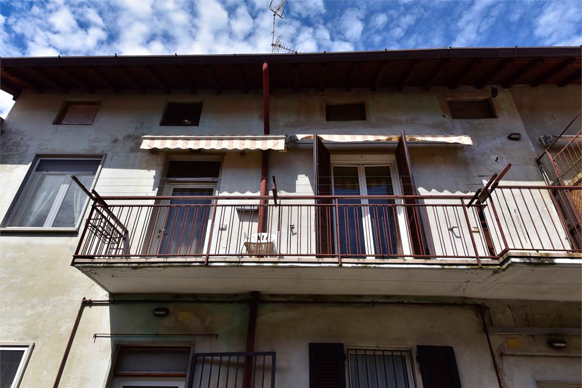 OLTRONA SAN MAMETE PORZIONE DI CASA IN CORTE CON BOX