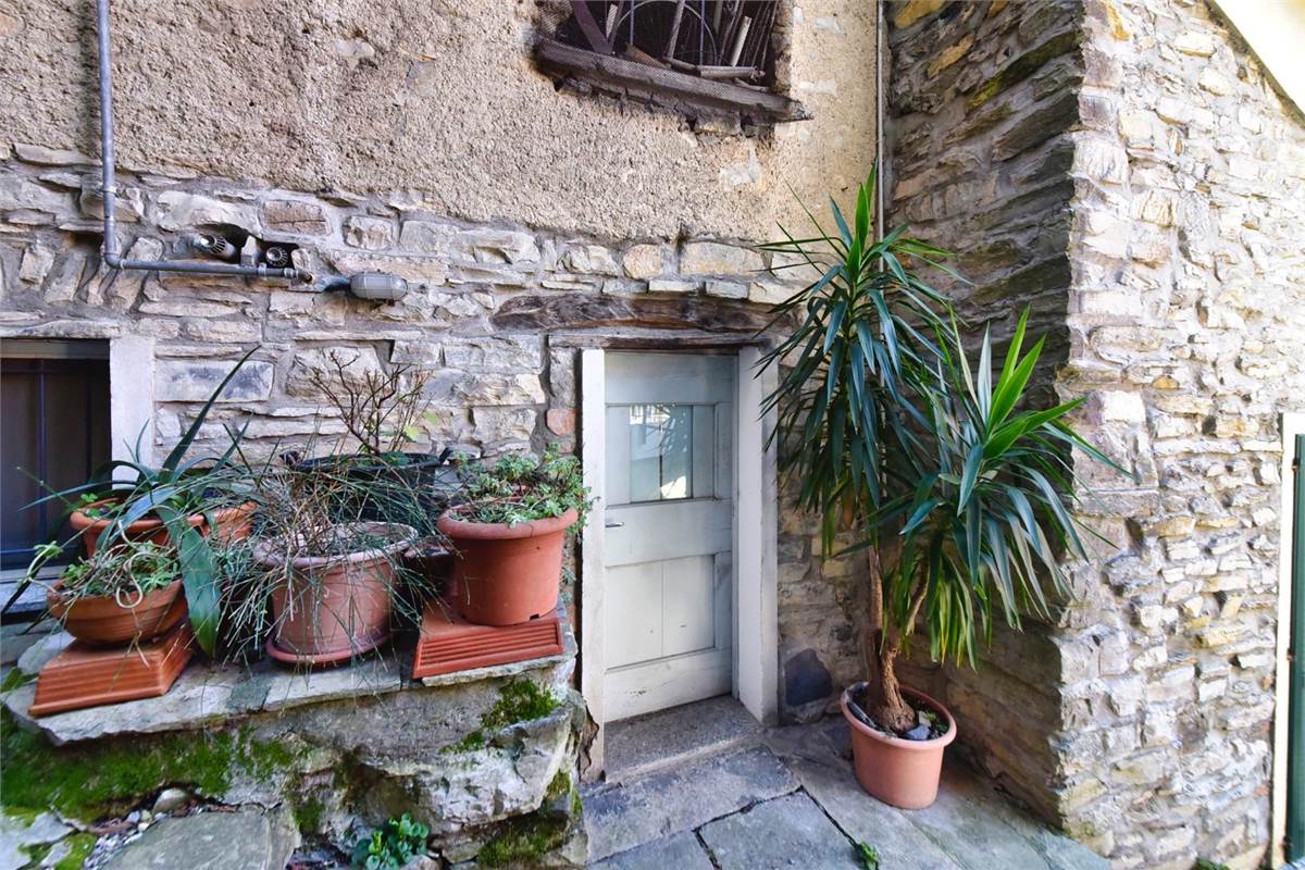 POGNANA LARIO - AFFASCINANTE PORZIONE DI CASA CON VISTA LAGO TERRAZZI E DEPANDANCE