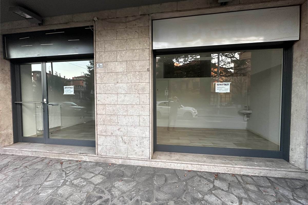 CANTU' NEGOZIO ZONA CENTRALE