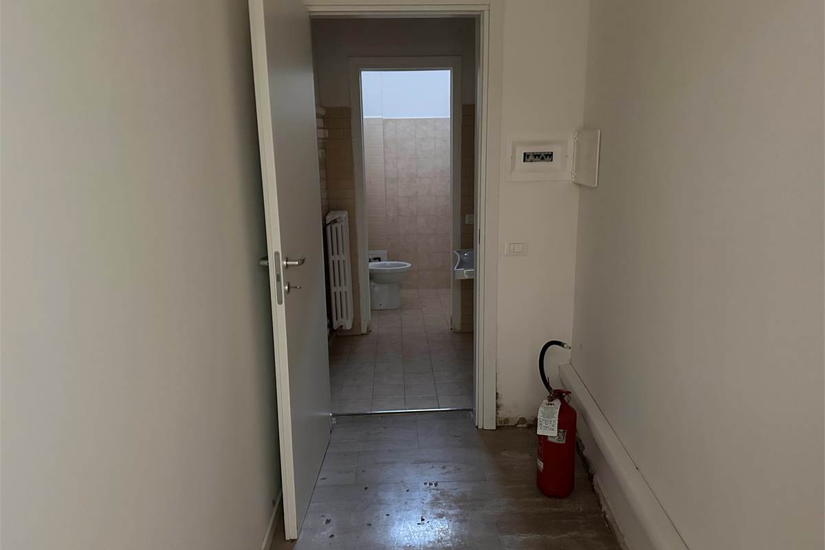 CANTU' NEGOZIO ZONA CENTRALE