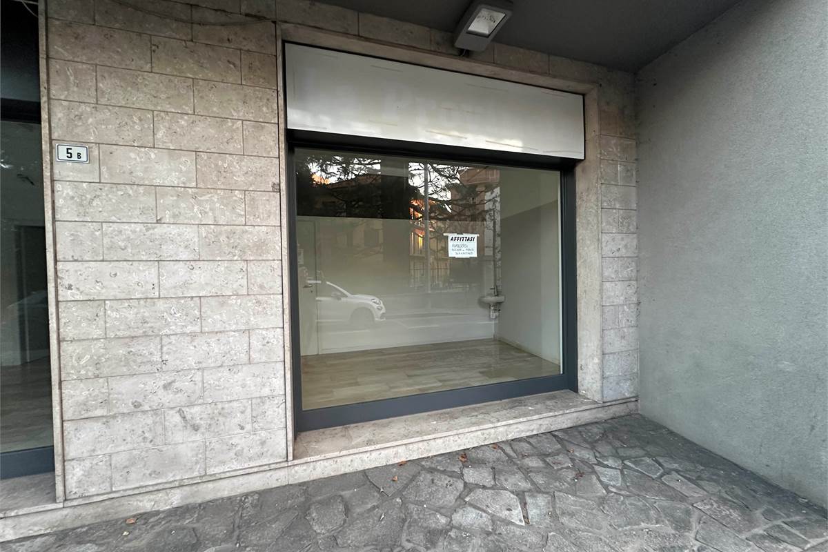 CANTU' NEGOZIO ZONA CENTRALE