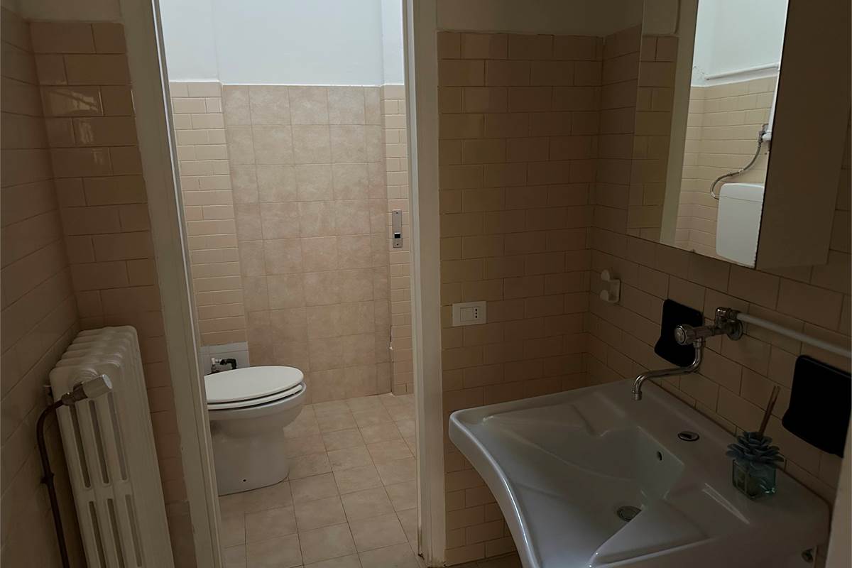 CANTU' NEGOZIO ZONA CENTRALE