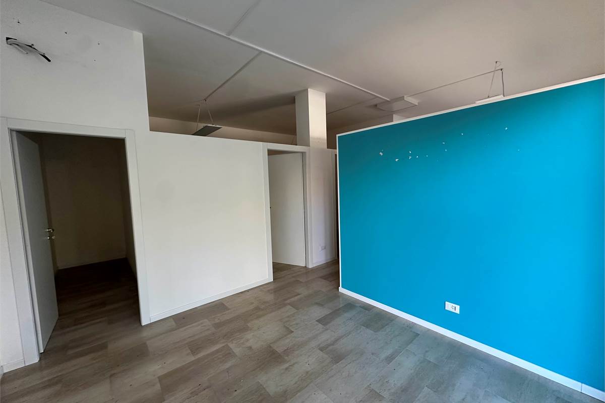 CANTU' NEGOZIO ZONA CENTRALE