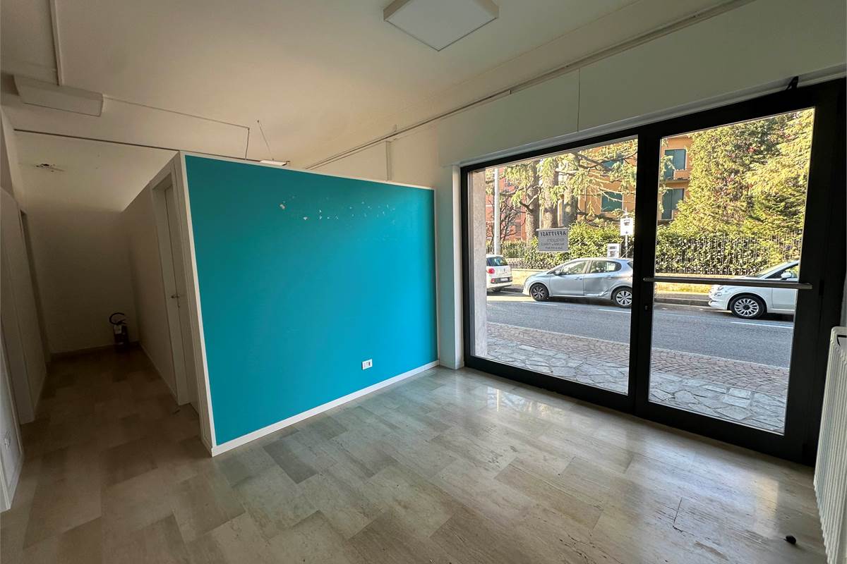 CANTU' NEGOZIO ZONA CENTRALE