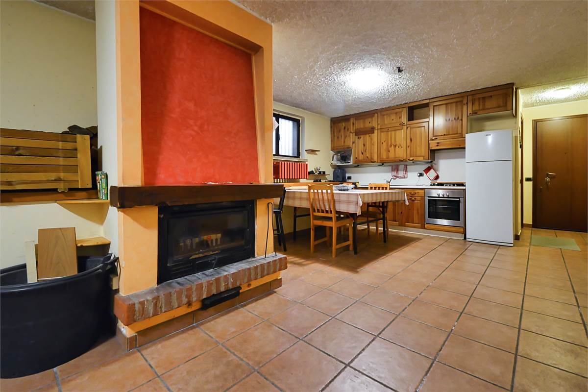 LURAGO ERBA TRELOCALI CON TAVERNA