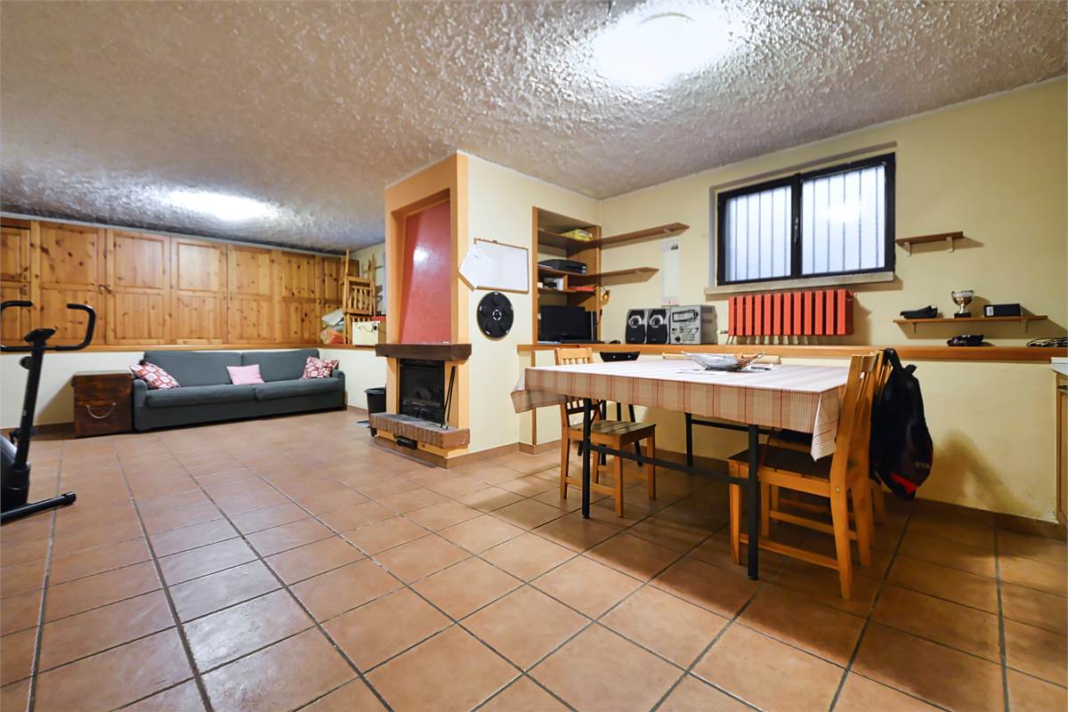 LURAGO ERBA TRELOCALI CON TAVERNA