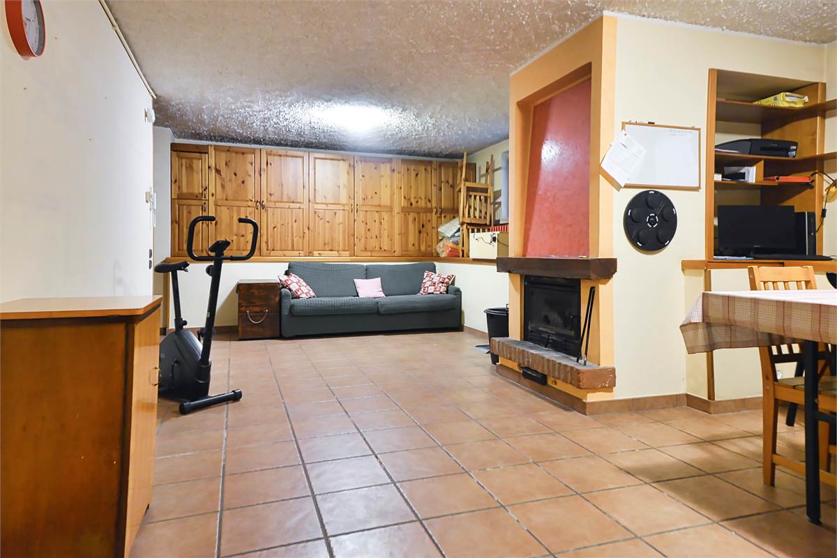 LURAGO ERBA TRELOCALI CON TAVERNA