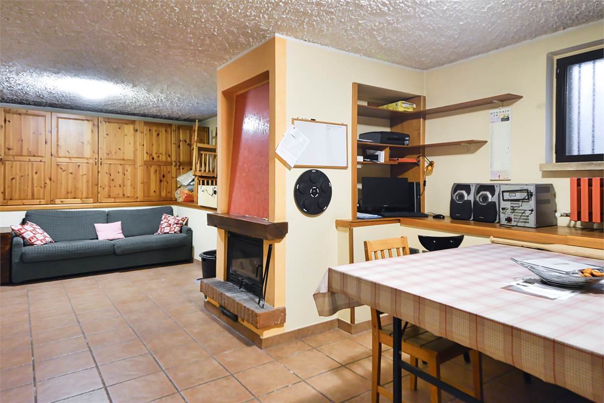 LURAGO ERBA TRELOCALI CON TAVERNA