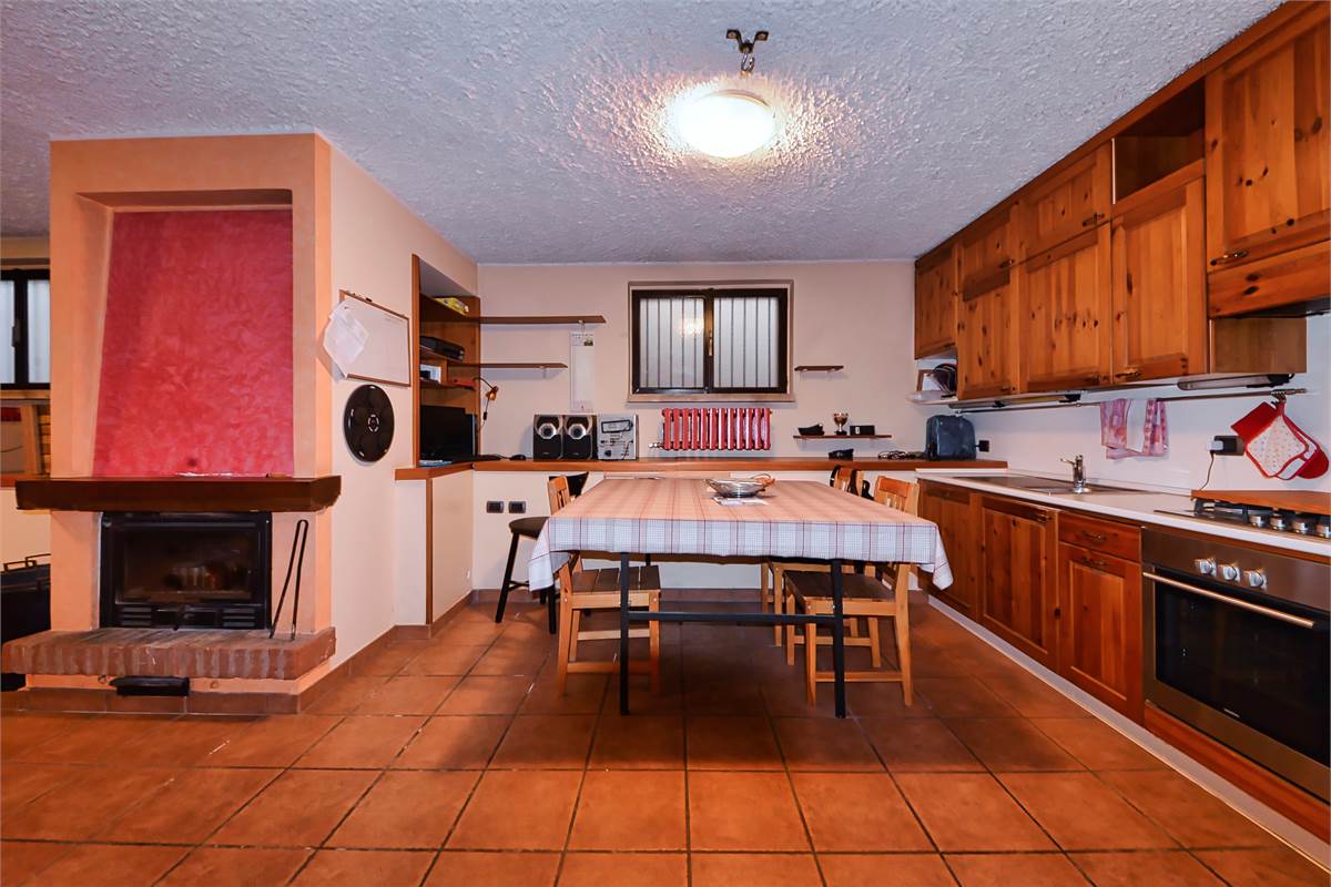 LURAGO ERBA TRELOCALI CON TAVERNA