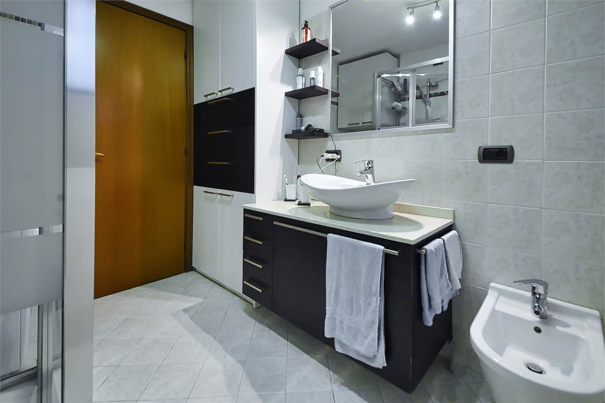 LURAGO ERBA TRELOCALI CON TAVERNA