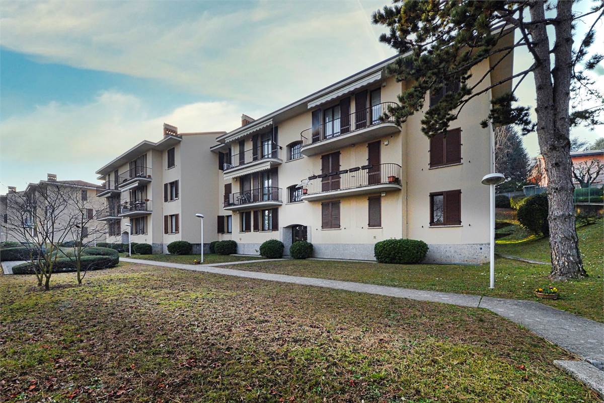 LURAGO ERBA TRELOCALI CON TAVERNA