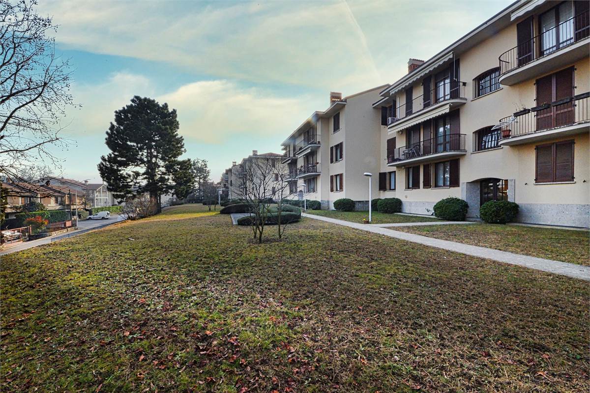 LURAGO ERBA TRELOCALI CON TAVERNA