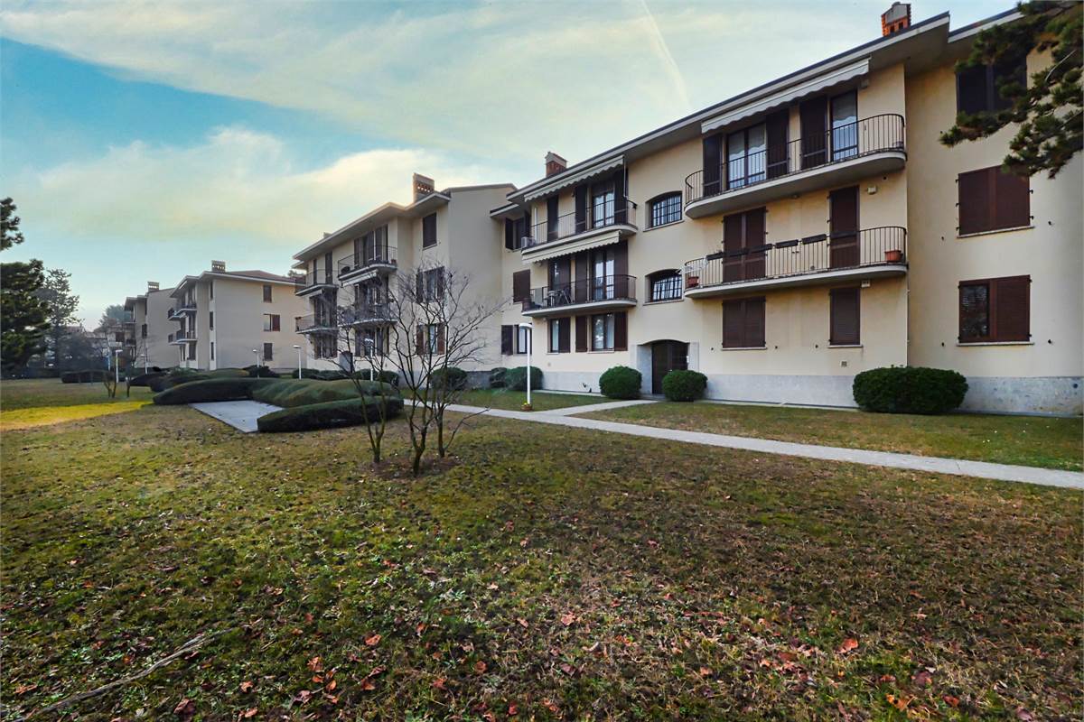 LURAGO ERBA TRELOCALI CON TAVERNA