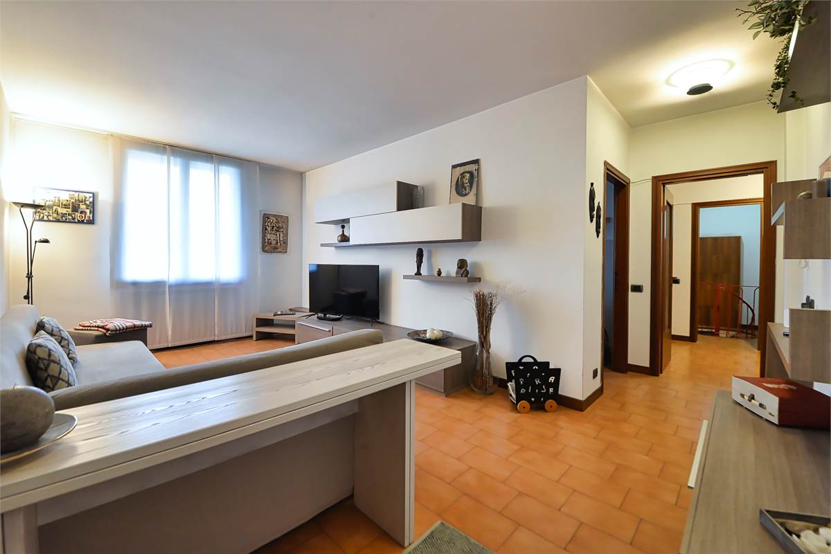 LURAGO ERBA TRELOCALI CON TAVERNA