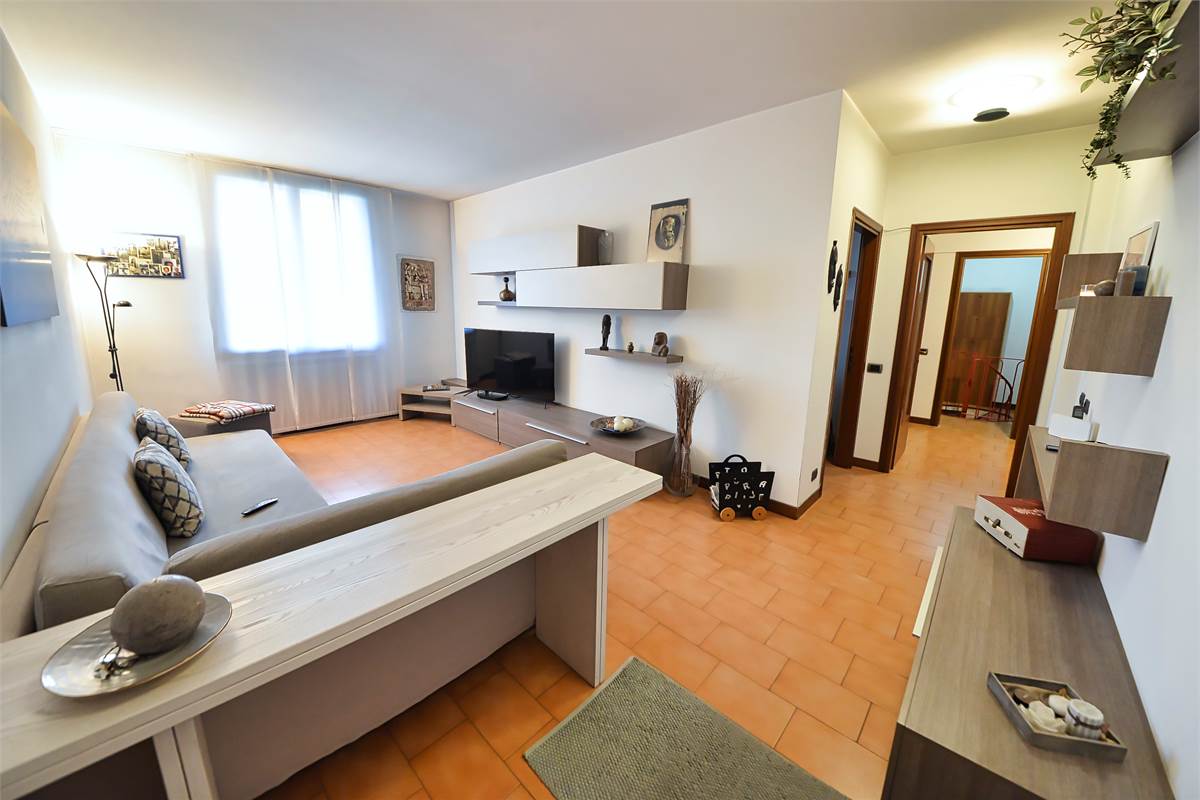 LURAGO ERBA TRELOCALI CON TAVERNA