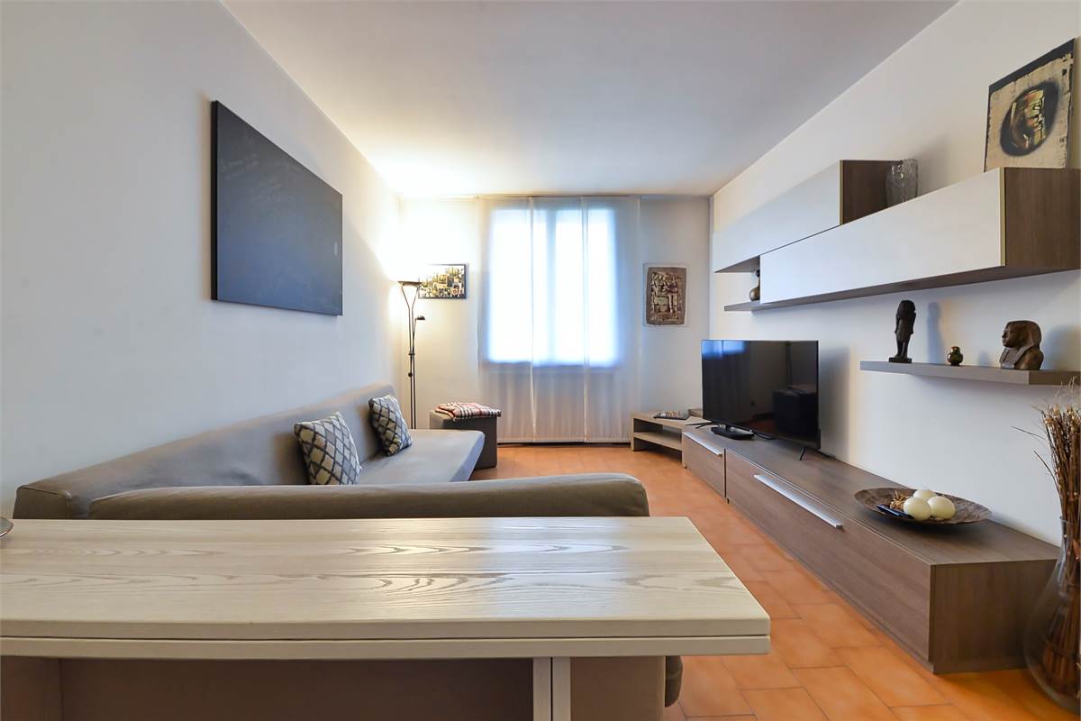 LURAGO ERBA TRELOCALI CON TAVERNA