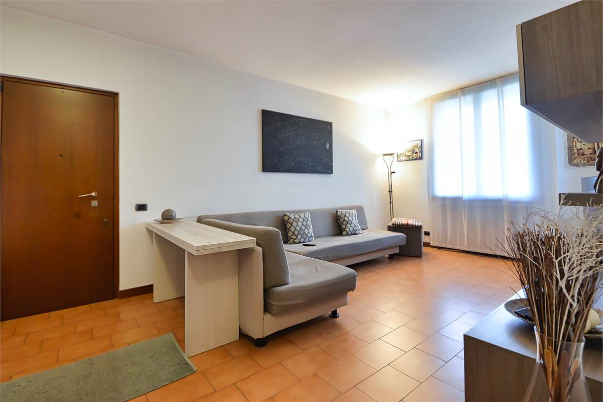 LURAGO ERBA TRELOCALI CON TAVERNA