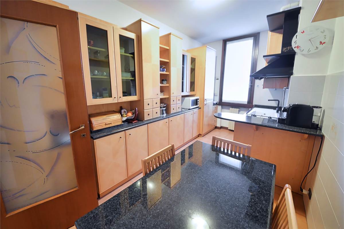 LURAGO ERBA TRELOCALI CON TAVERNA