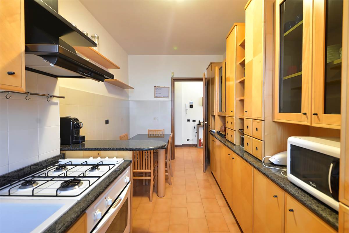 LURAGO ERBA TRELOCALI CON TAVERNA