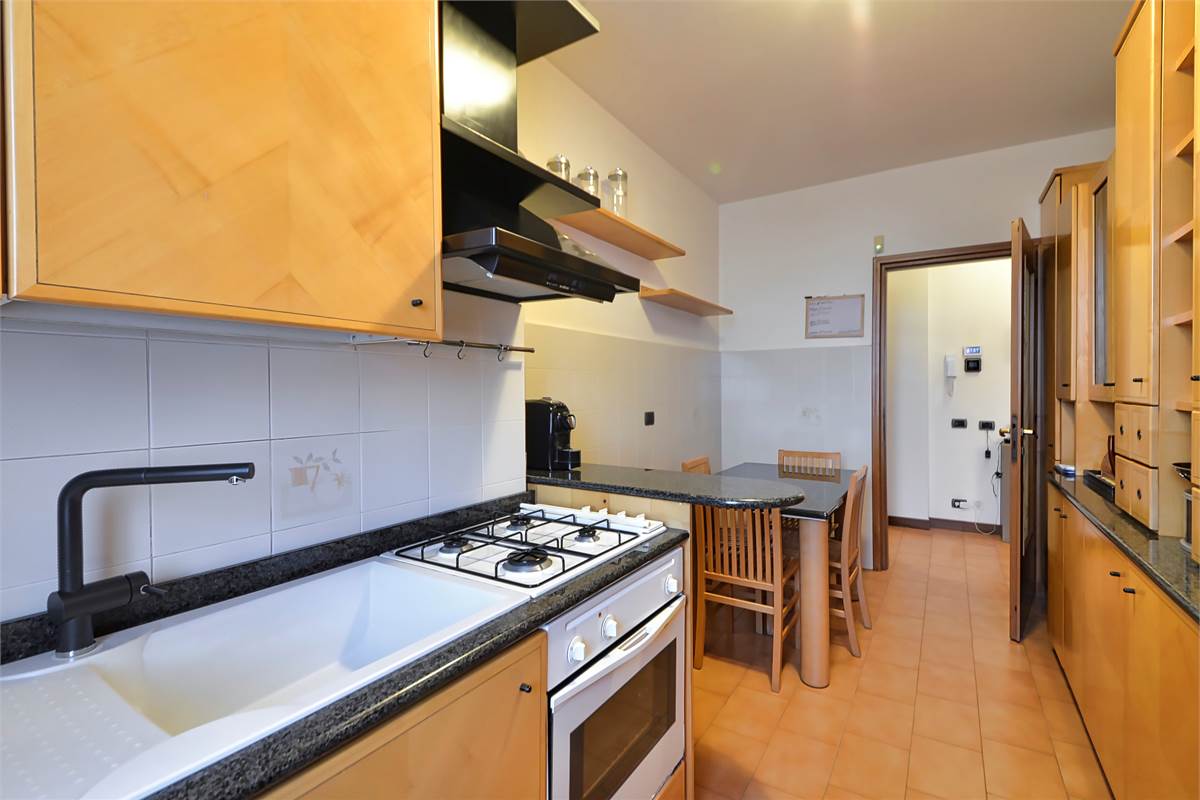 LURAGO ERBA TRELOCALI CON TAVERNA