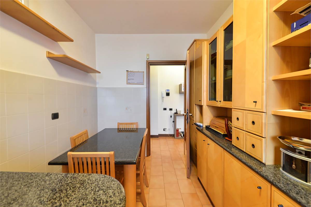 LURAGO ERBA TRELOCALI CON TAVERNA